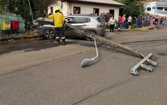 Carro colide contra poste e passageiro fica ferido em Seara