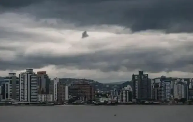 Mais de 23 mil unidades ficam sem energia elétrica durante forte temporal em SC