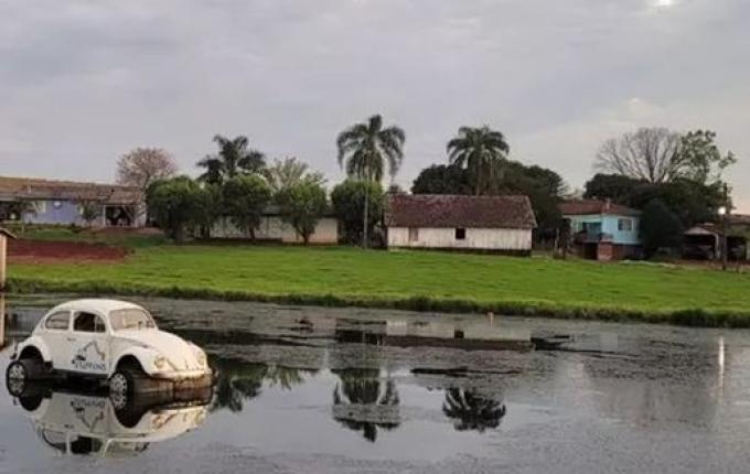 Fusca dentro de açude em Pinhalzinho há 10 anos chama atenção e serve de ponto de referência