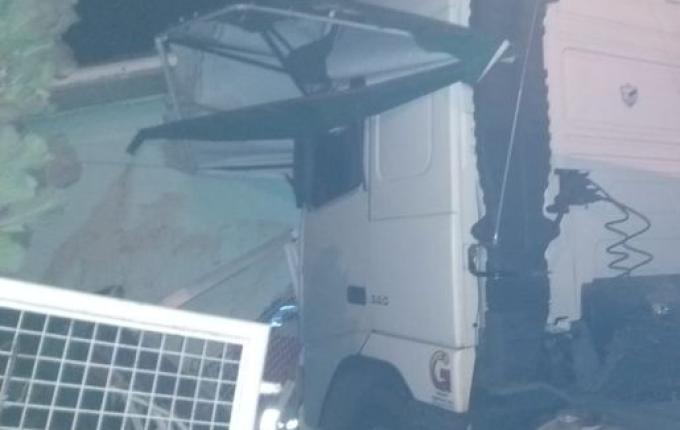 Carreta invade e destrói residência em bairro de Xanxerê