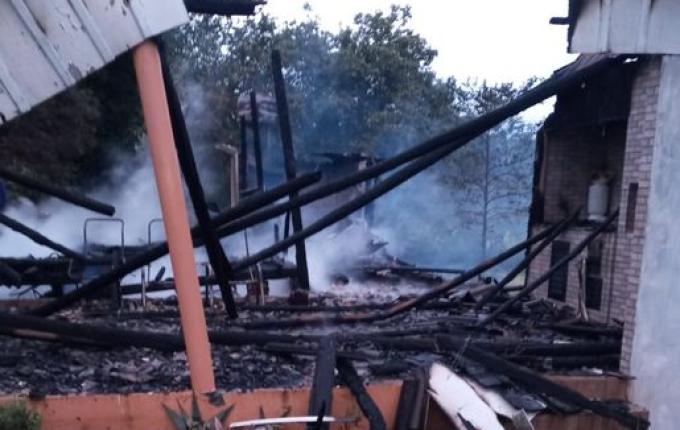 Residência é completamente destruída por incêndio no interior de Mondaí