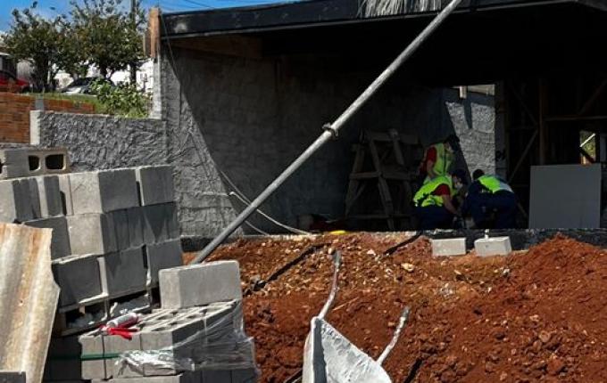 Trabalhador é socorrido pelos Bombeiros após cair de laje em SMOeste