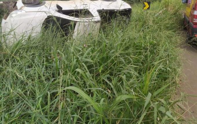 Condutor derrapa em pedras e sai da pista na SC-160