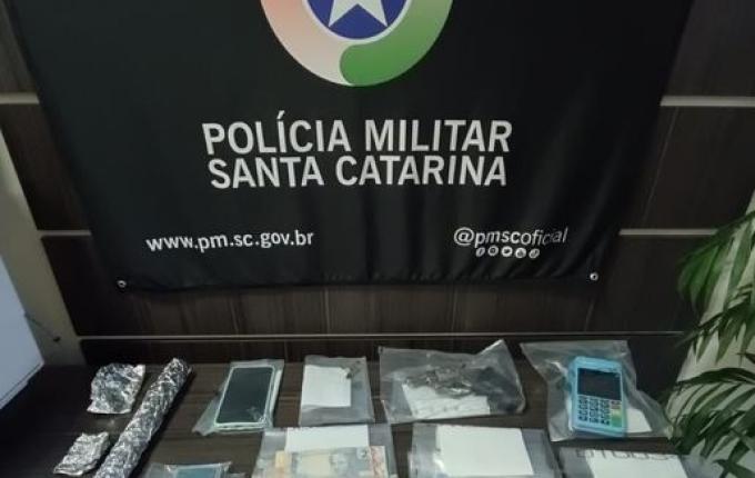 Homem é preso por porte ilegal de arma e tráfico de drogas em Maravilha