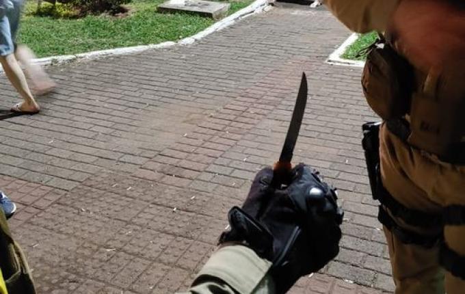 Cadeirante é presa após esfaquear homem em SMO