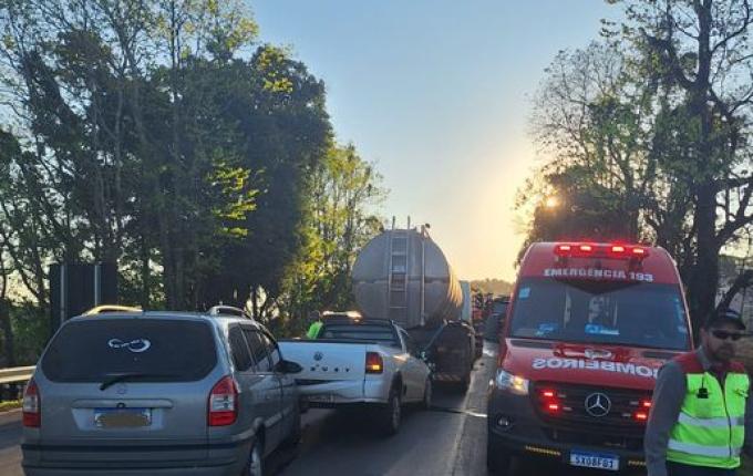 Engavetamento envolve cinco veículos na BR 282, em Nova Erechim