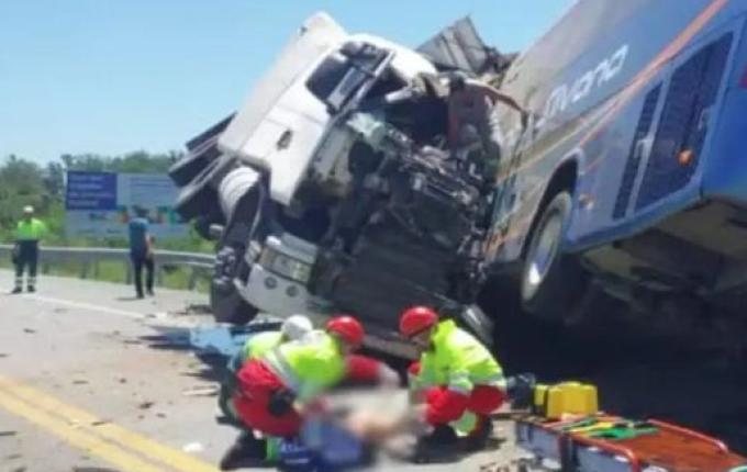 Acidente entre ônibus e caminhão deixa seis mortos na BR-116 no Rio Grande do Sul