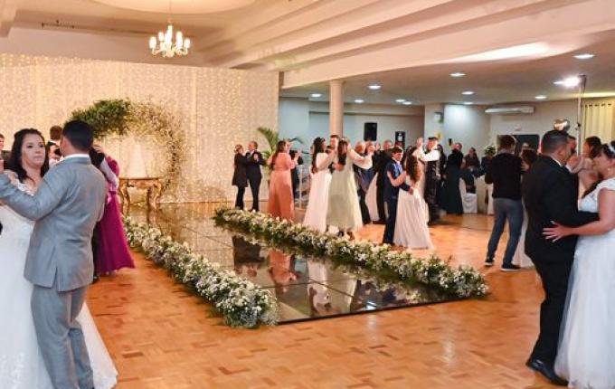 Casamento coletivo da prefeitura celebra a união de 24 casais