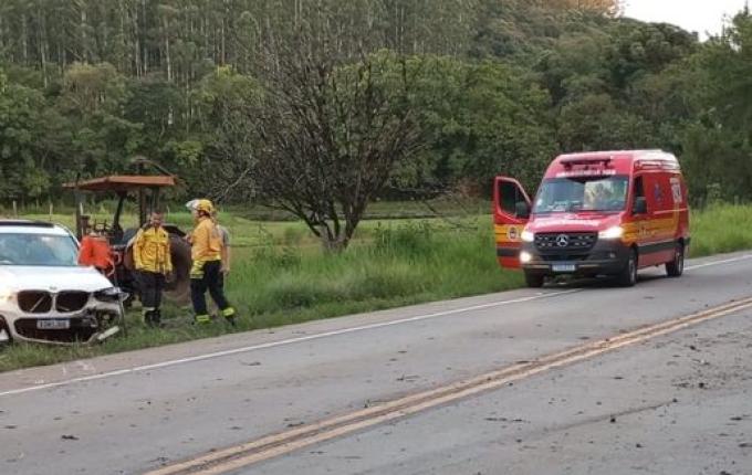 Veículo sai da pista e se choca contra guard-rail na SC 160, em Modelo