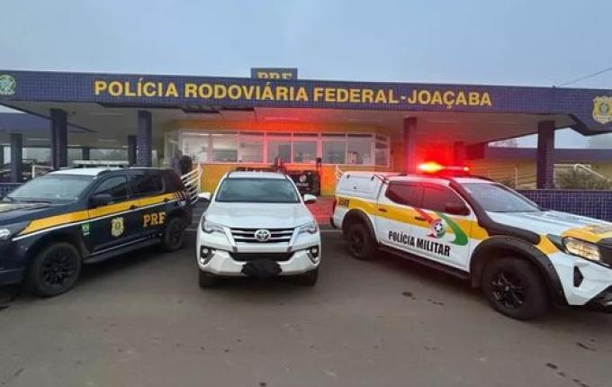 PRF e PM apreende R$ 1,5 milhão em drogas e veículo no Oeste