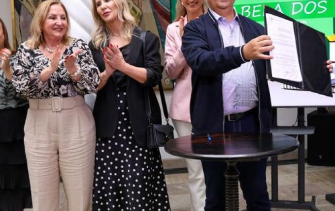 Jorginho sanciona projeto de lei da descompactação da tabela salarial dos professores de SC