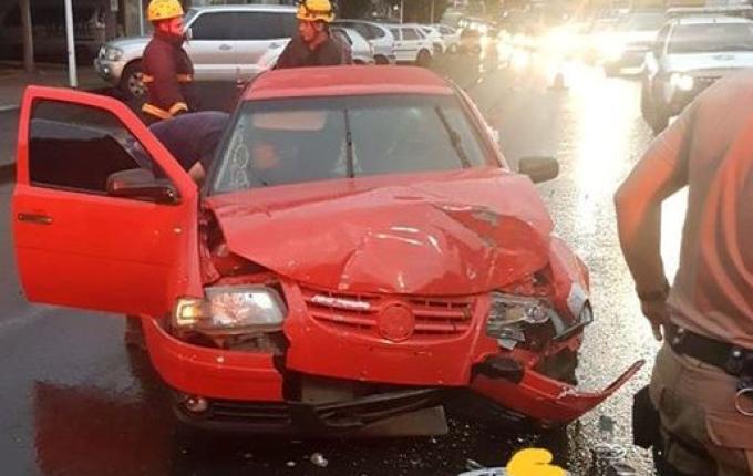 Colisão entre carro e caminhão deixa duas pessoas feridas em Maravilha