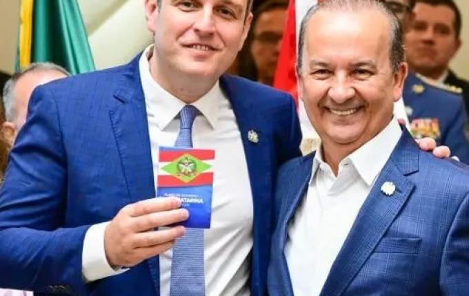 Quatro secretários deixam temporariamente o governo de SC