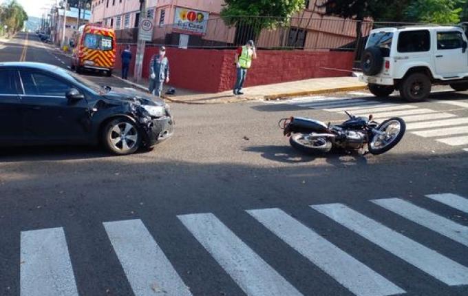 Jovem fica ferido em acidente entre carro e moto em Itapiranga