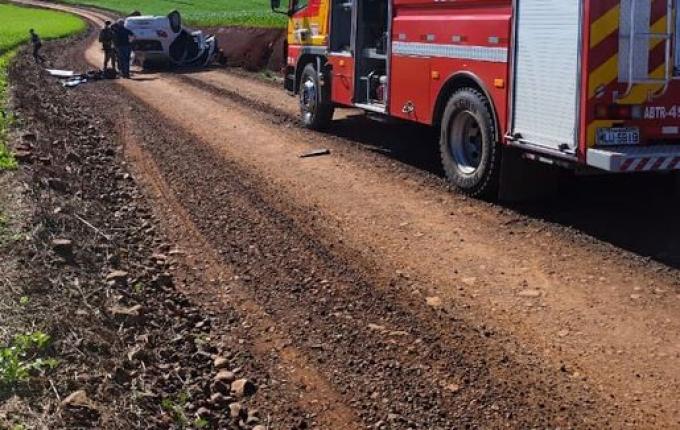 Motorista fica ferido ao capotar carro no interior de Cunha Porã