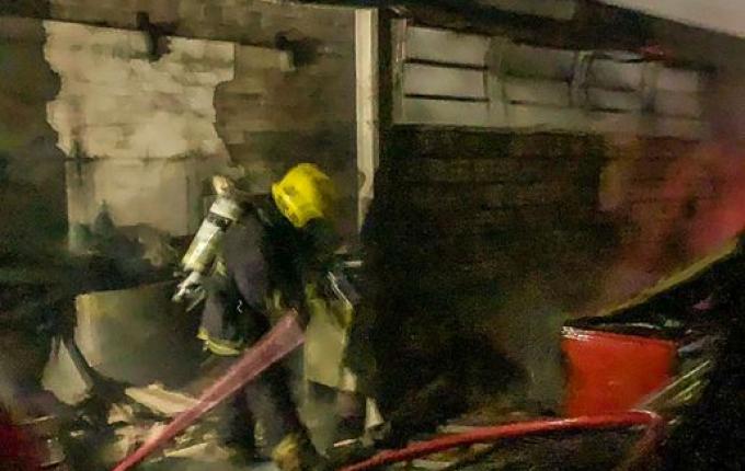 VÍDEOS: Incêndio atinge depósito de restaurante no centro de SMOeste