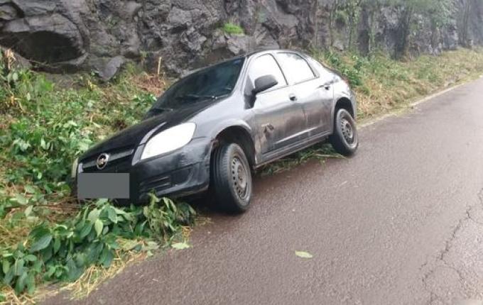 Veículo sai da pista na SC 163 em Itapiranga