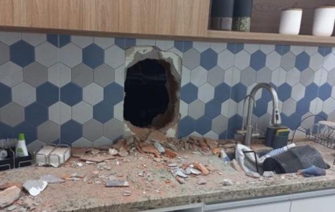 Assaltantes fazem buraco na parede e invadem casa de câmbio em SC