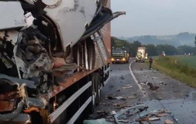 Caminhoneiro morre em colisão envolvendo ônibus com destino a SMOeste