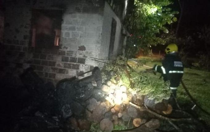 Incêndio atinge residência abandonada em Itapiranga