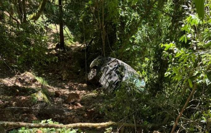 Carro cai em ribanceira de 100 metros no interior de São João do Oeste
