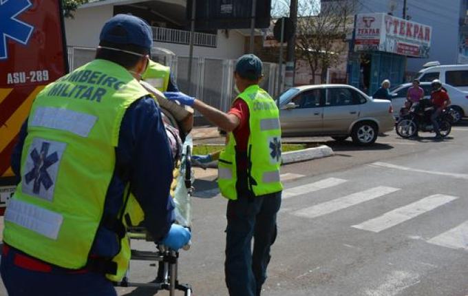 VÍDEO: Mulher fica ferida após ser atropelada por moto ao tentar atravessar rua em SMOeste