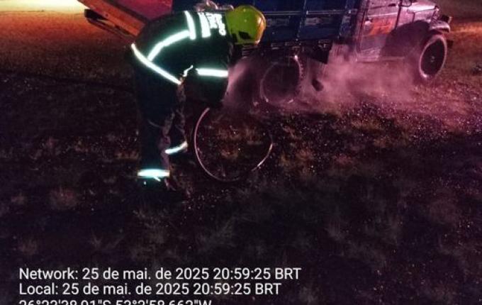Veículo pega fogo na SC-305 e mobiliza Bombeiros em Campo Erê