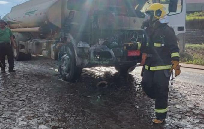 Bombeiros combatem incêndio em caminhão de óleo diesel em Palmitos