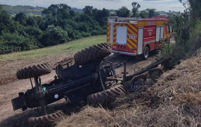 Tombamento de trator em Guaraciaba deixa homem ferido