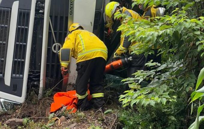 Capotamento de caminhão deixa motorista preso às ferragens na SC-283, em Seara