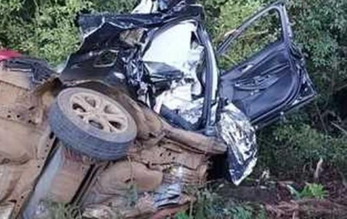 Colisão em árvore mata três jovens e deixa duas mulheres feridas no Oeste