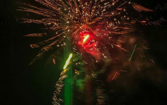 Queima de fogos reúne famílias e marca chegada de 2023 em SMOeste