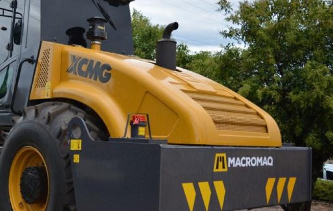 Administração municipal entrega rolo compactador para Secretaria de Agricultura