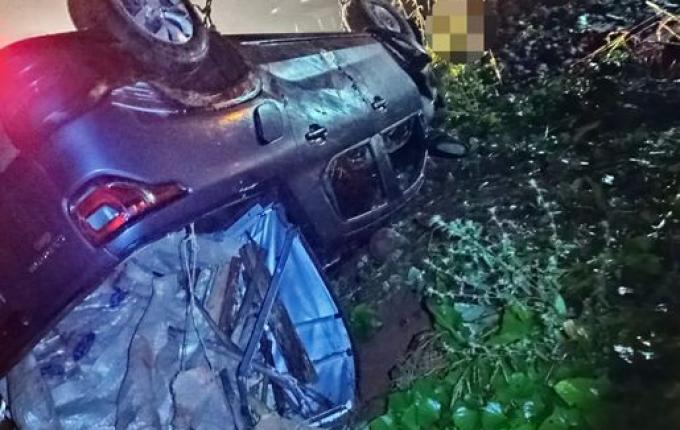 Condutor perde controle de veículo e capota no interior de Itapiranga