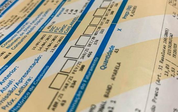 Conta de luz terá nova taxa em 2023 para cobrir rombo no setor elétrico