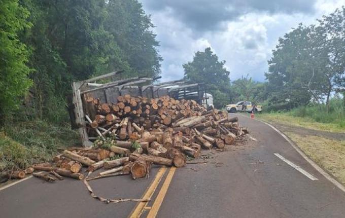 Caminhão carregado de madeira tomba na SC-161 em Flor do Sertão