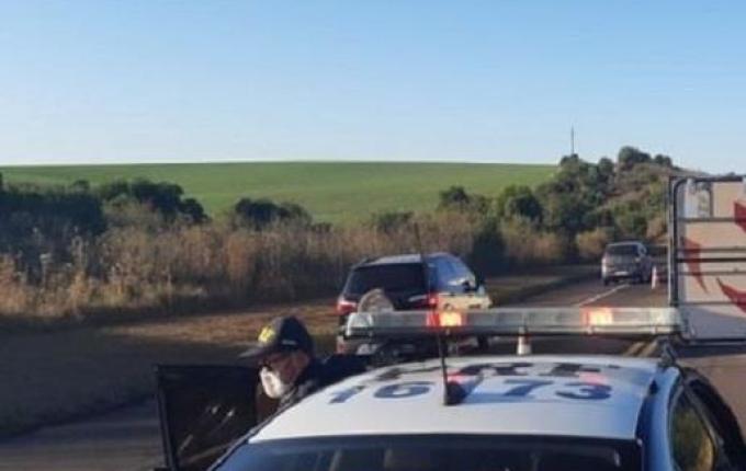 VÍDEO: Após briga entre caminhoneiros, carreta tomba no Paraná