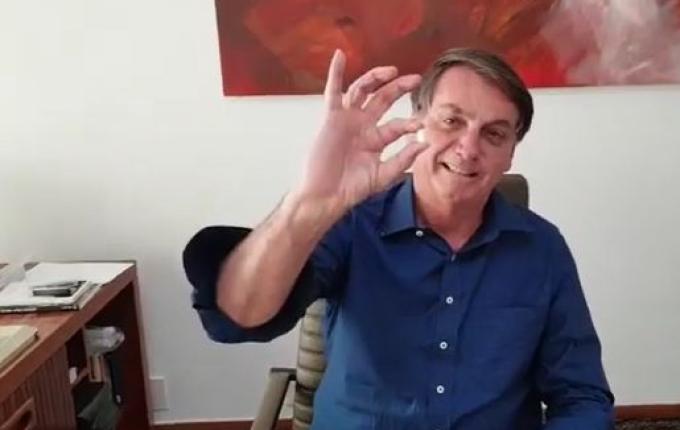 VÍDEO: Bolsonaro divulga vídeo tomando Hidroxicloroquina