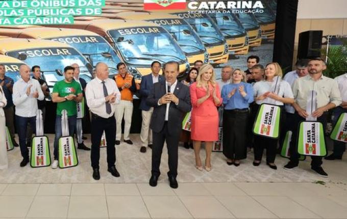 Governo de SC entrega 20 ônibus escolares e anuncia 100 novos veículos até 2026