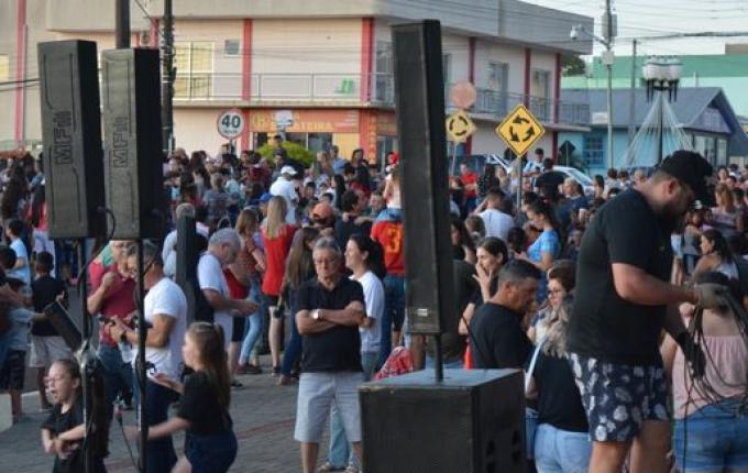 Entrega de cestinhas de natal marca fim da programação do Natal Encantado em Campo Erê