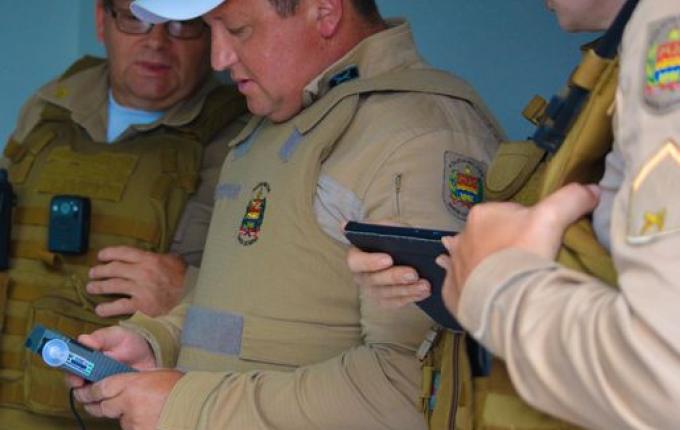 Condutor embriagado se envolve em acidente, foge do hospital, mas acaba preso