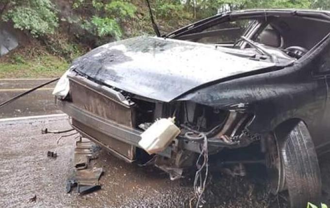 Tripla colisão na BR-282 no Oeste deixa duas pessoas feridas