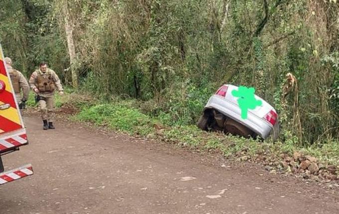 Homem é socorrido após saída de pista no interior de Itapiranga