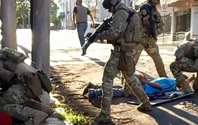 Após seis horas, criminosos se entregam e reféns são libertados no RS