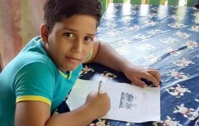 Menino de 11 anos morre após choque de celular que estava carregando