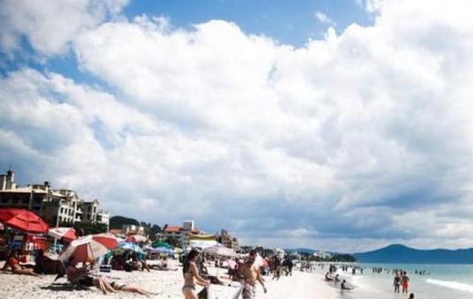 Florianópolis vai controlar a entrada de ônibus na ilha e proibir acesso às praias