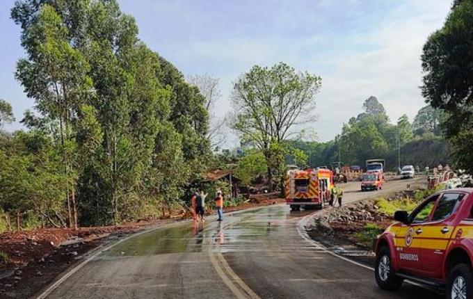 Carreta carregada de leite tomba à margem da pista de desvio na BR 163, em São José do Cedro