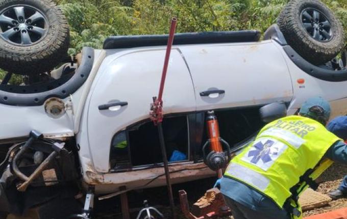 Criança morre esmagada após capotamento de caminhonete
