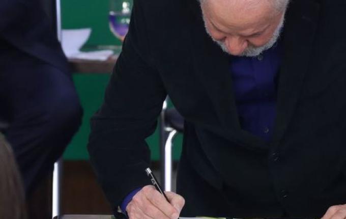 Lula assina medida provisória para taxar fundos de super-ricos