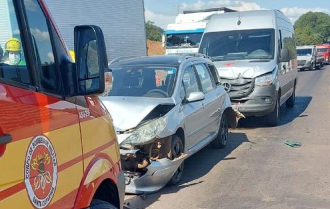 Acidente na BR-282 envolve três veículos e deixa um ferido em Maravilha